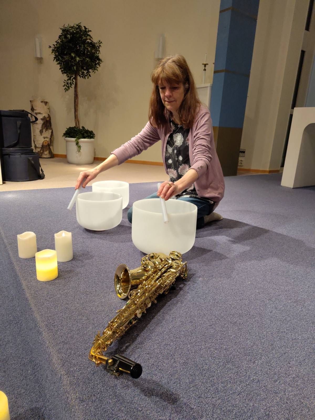 Bild på Maggan som spelar på kristallskålar