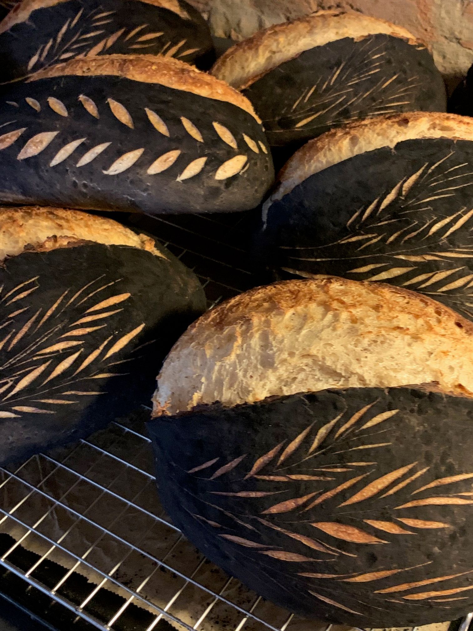 Surdegsbröd med kakao som dekoration för halloween.